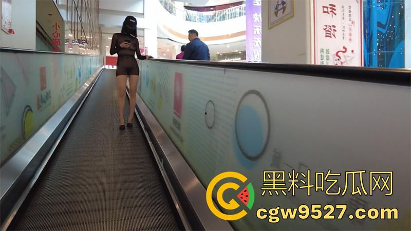 露出界天花板，御姐女神露出合集，和姐妹一起在农村，老头面前全裸送福利，大爷们眼睛都看傻了！-5