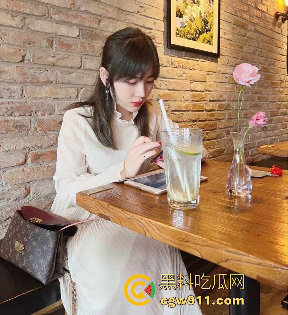 广州工商银行职员【蔡梦】利用身体上位，敬业金融女出卖身体勾搭老总，变身人肉榨精机混圈子！-5