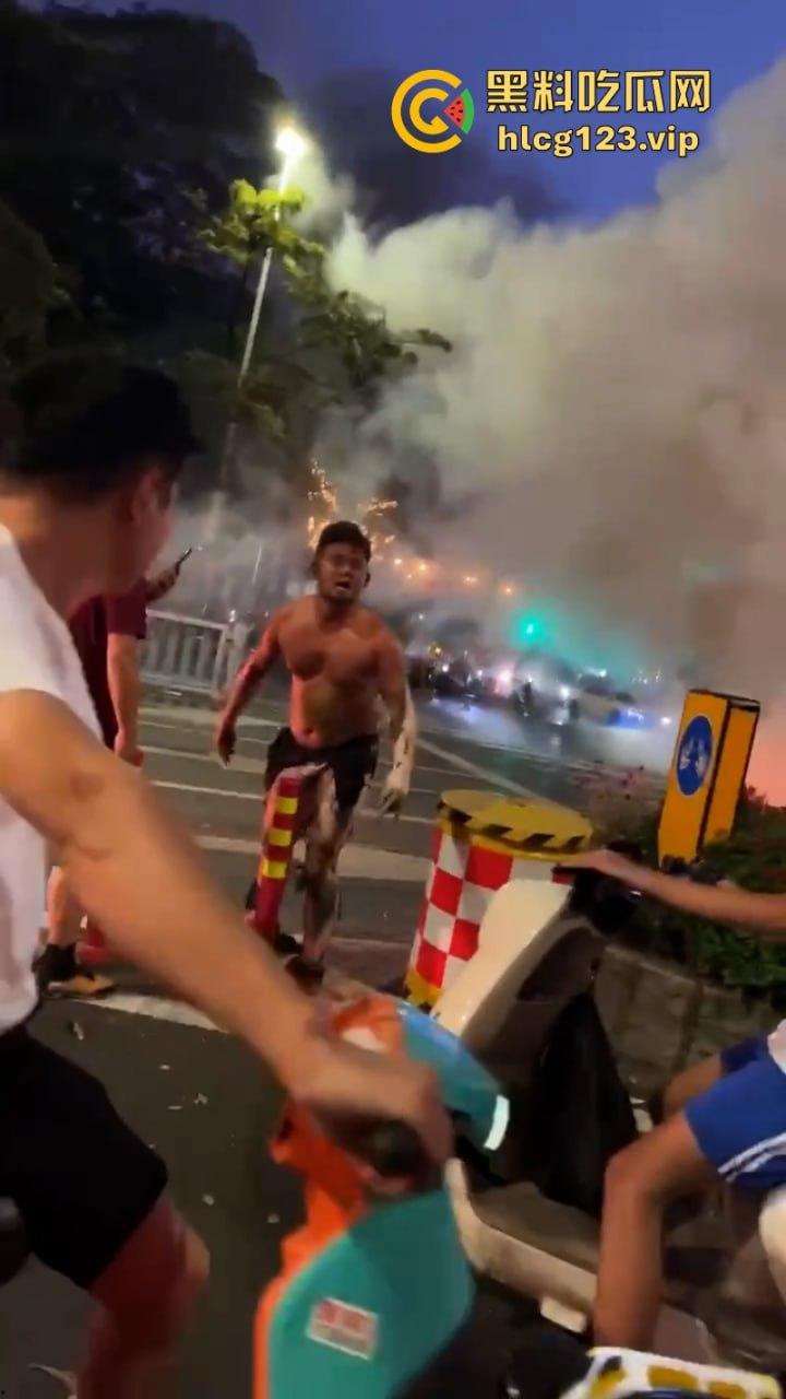 还好“滚”的快深圳龙华区一男子骑电动车突然自燃起火车主翻滚逃生-5
