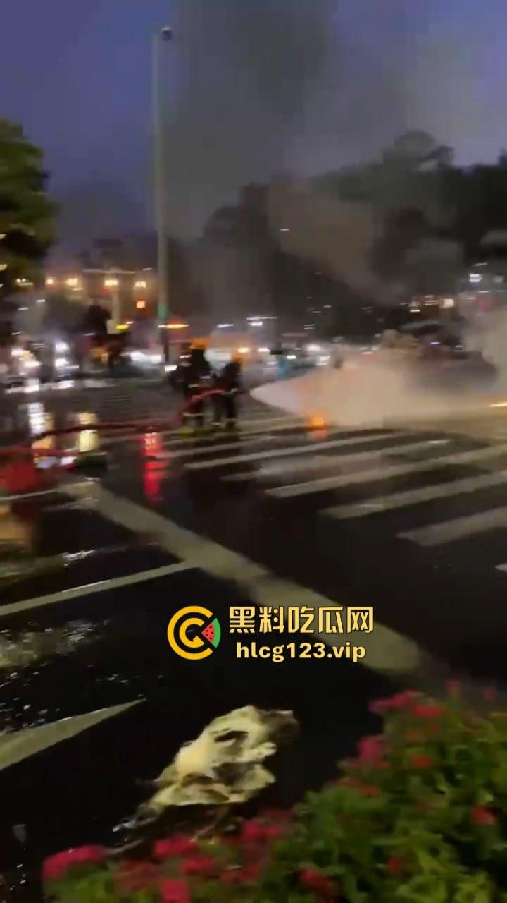 还好“滚”的快深圳龙华区一男子骑电动车突然自燃起火车主翻滚逃生-8