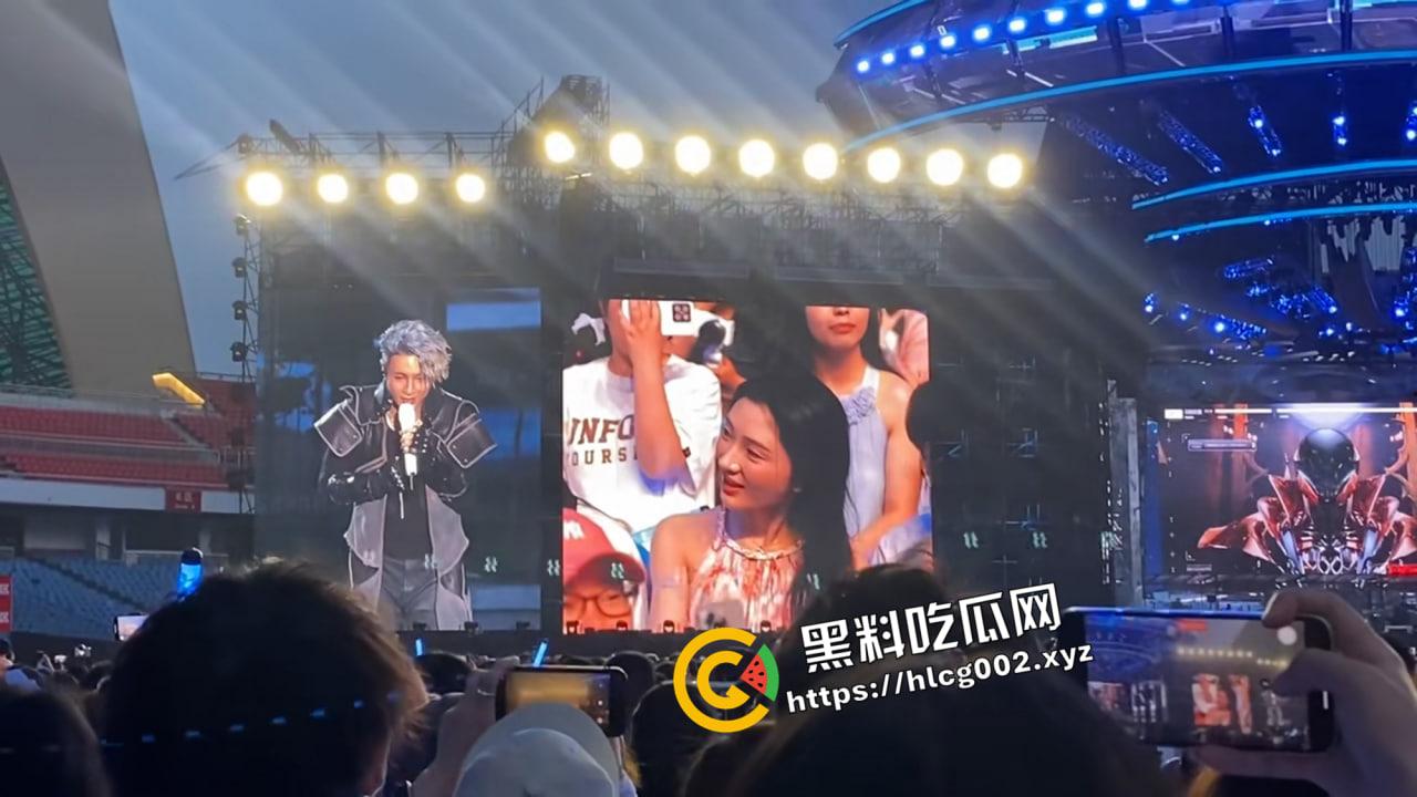 薛之谦重庆演唱会再现顶级沸羊羊！女生当众否认男生陪同 抖音号小五仁涨粉二十万 微信被爆出 真叫她玩明白了-5