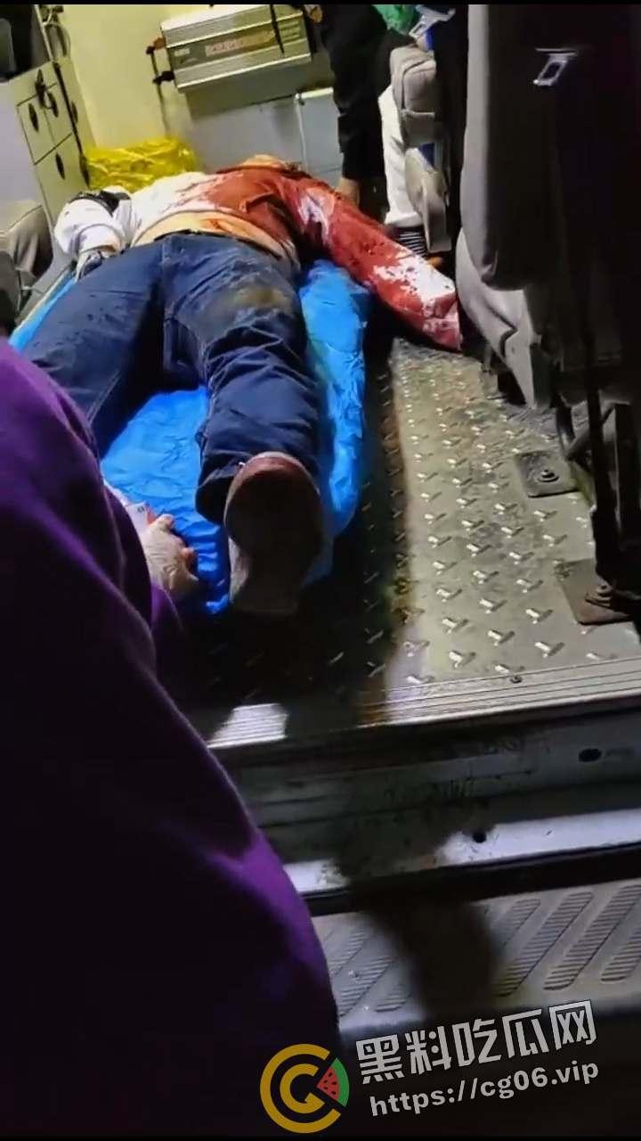 郑州灭门惨案！小孩半夜拍皮球 楼下邻居直接把全家刀了 丈夫当场死亡 血流满地 现场血腥画面曝光-9