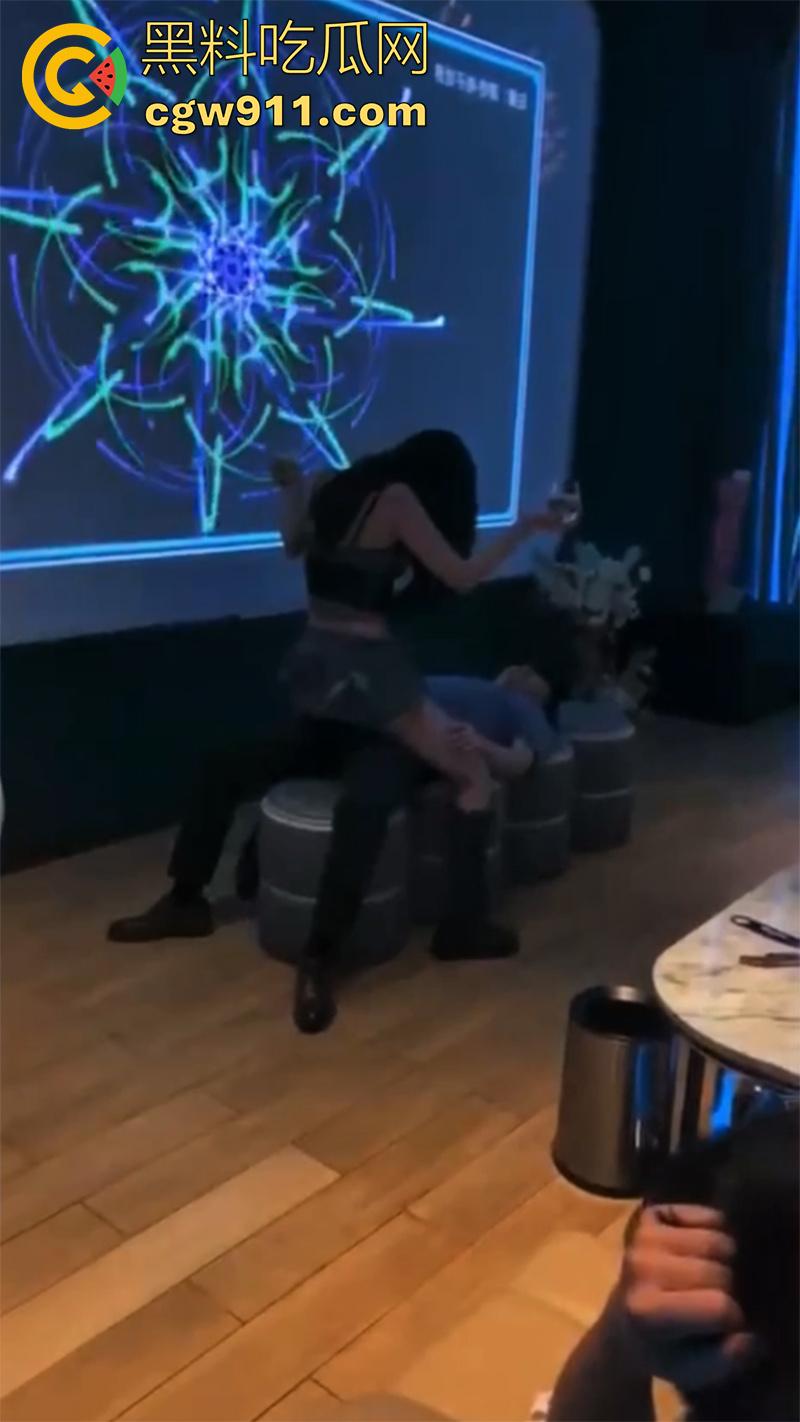 体验富人的夜生活合集，夜店酒吧点美女互动，玩开心后再带到酒店，换上诱人情趣尽情纵欲，这生活太让人羡慕了！-5