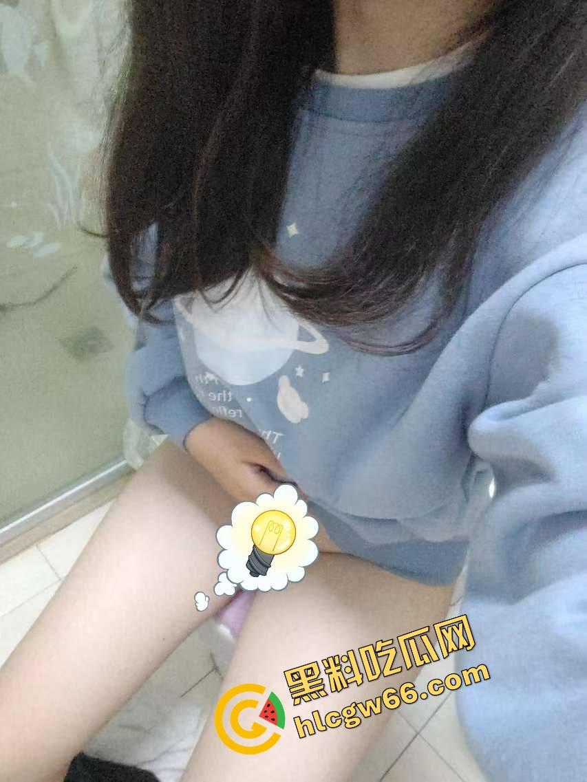 四川刚毕业学生妹『袁梦』化身母狗战士，校服做爱洗手间无套后入、颜射舔精全都安排！-5