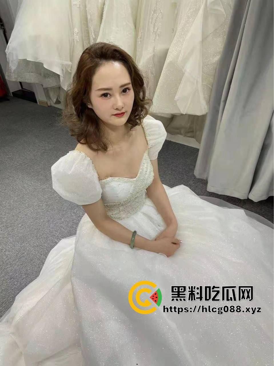 沈阳美容师【马丽丽】婚后不到一年骚翻天，眼罩一戴被单男操得浪叫连连，绿帽老公还他妈投稿炫耀！-5