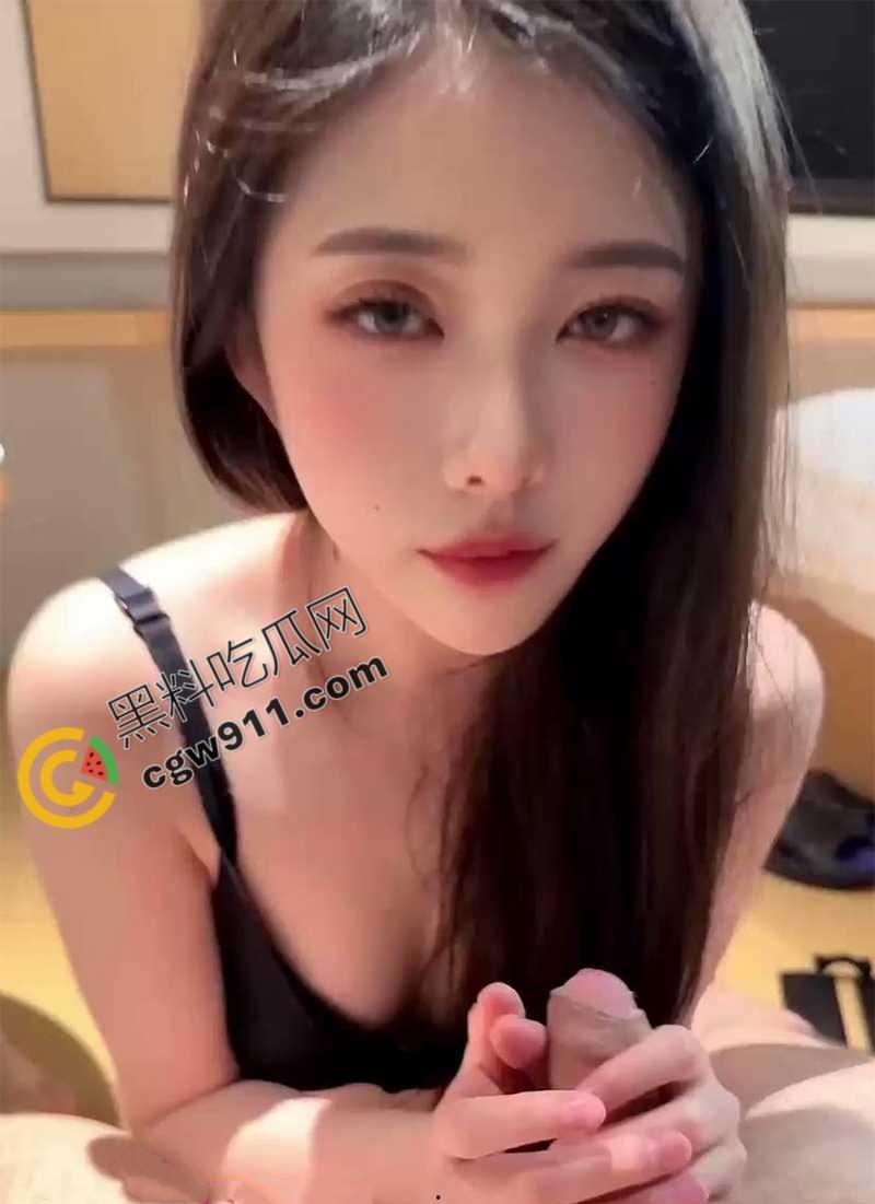 深圳人妻李文丽的3P淫乱盛宴！丰满美乳和翘臀美穴狂野夹击，顶级颜值骚劲十足-1