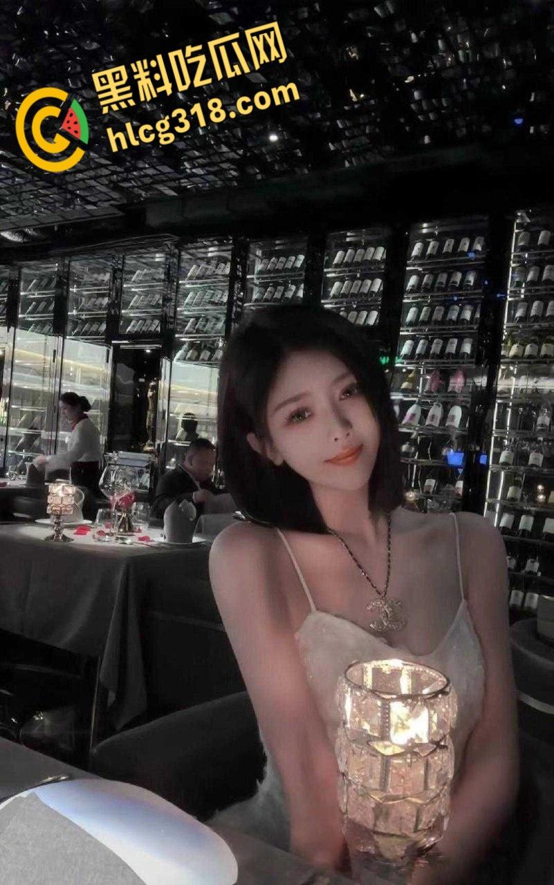 南昌大学极品御姐【沈嫒宁】，对着镜子蒙眼口交，后入时小穴夹的紧紧的，死死抓紧被子，这身材不愧是舞蹈生！-3