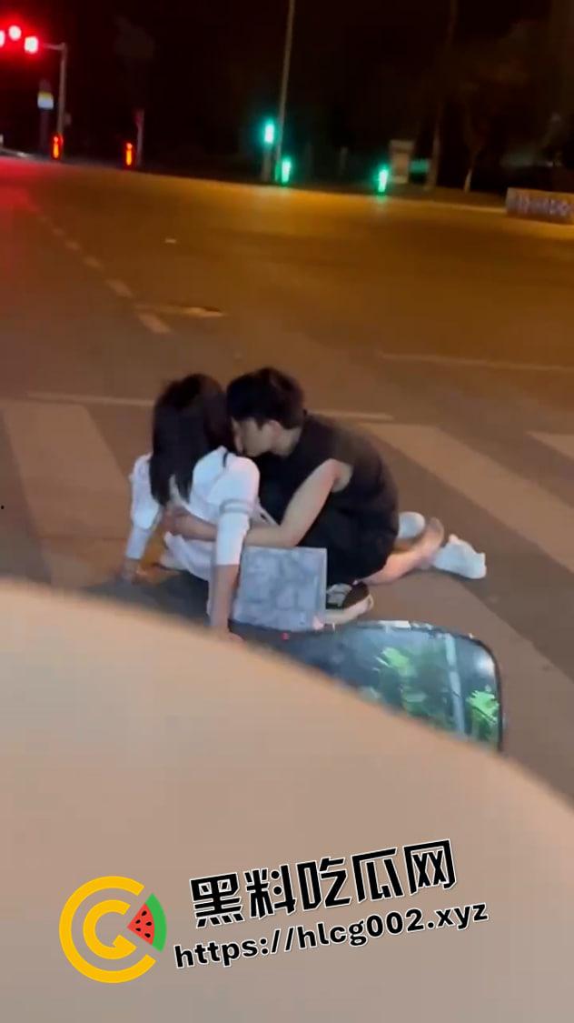 世界奇奇怪怪 斑马线上做爱 小情侣半夜斑马线上就开始搞起来 这也是一种野战吗-1