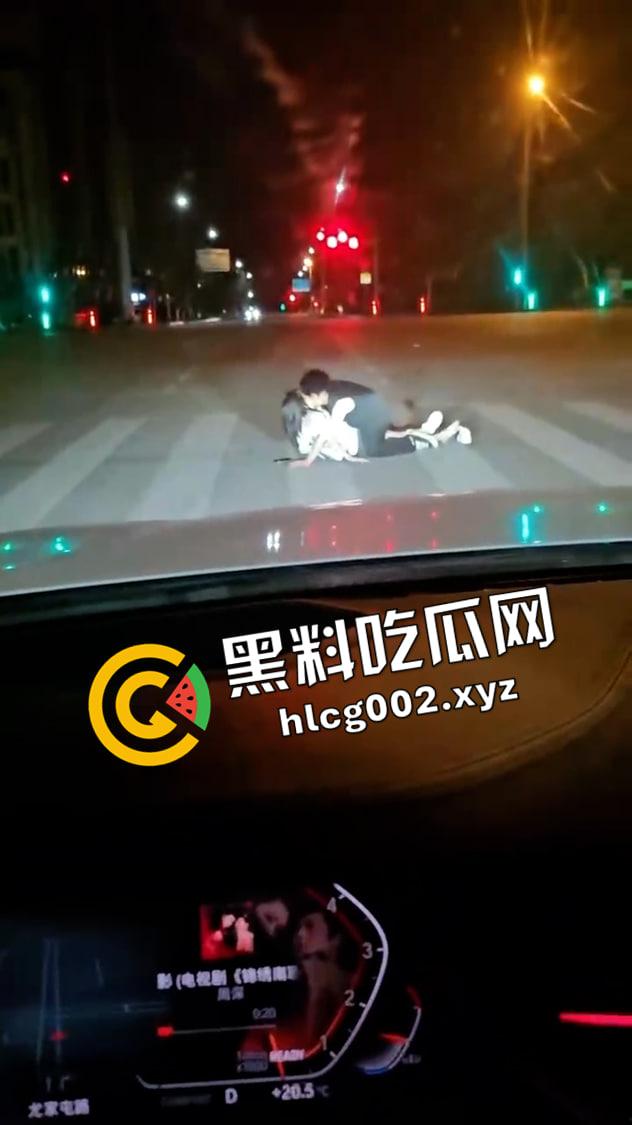 世界奇奇怪怪 斑马线上做爱 小情侣半夜斑马线上就开始搞起来 这也是一种野战吗-3