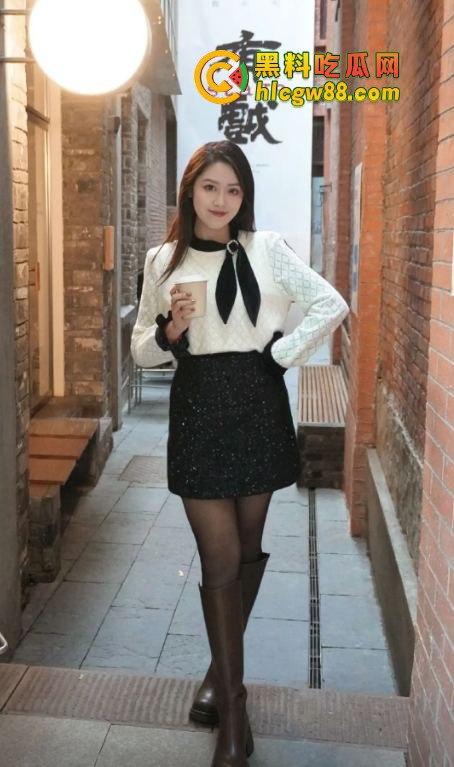 南京大学艺术学院大三贱母狗『杨豆豆』跟新闻狗李某轩搞破鞋，内射烂逼还舔得香，老子曝光这骚货微信随便操！-2