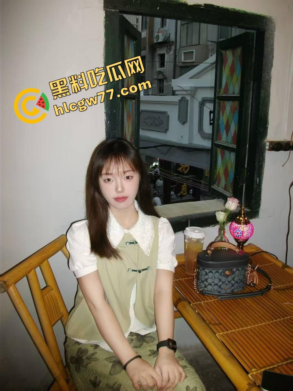 小伙跑去韩国美容院找美女脱鸡巴毛，刚碰就硬，前列腺液直接射手上，真出国放飞！-1