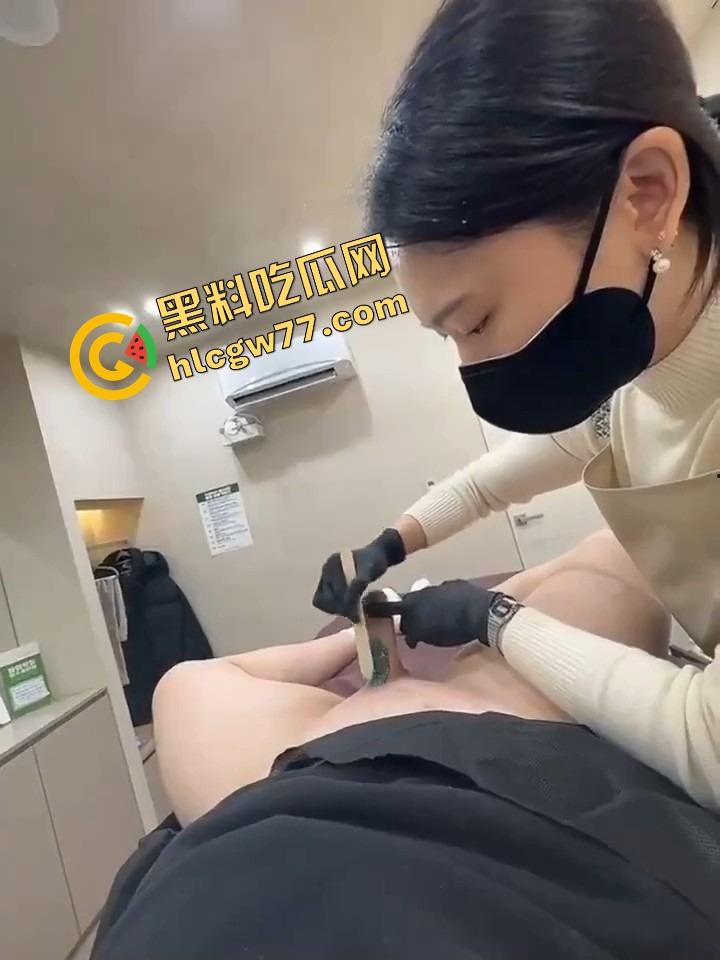 小伙跑去韩国美容院找美女脱鸡巴毛，刚碰就硬，前列腺液直接射手上，真出国放飞！-8