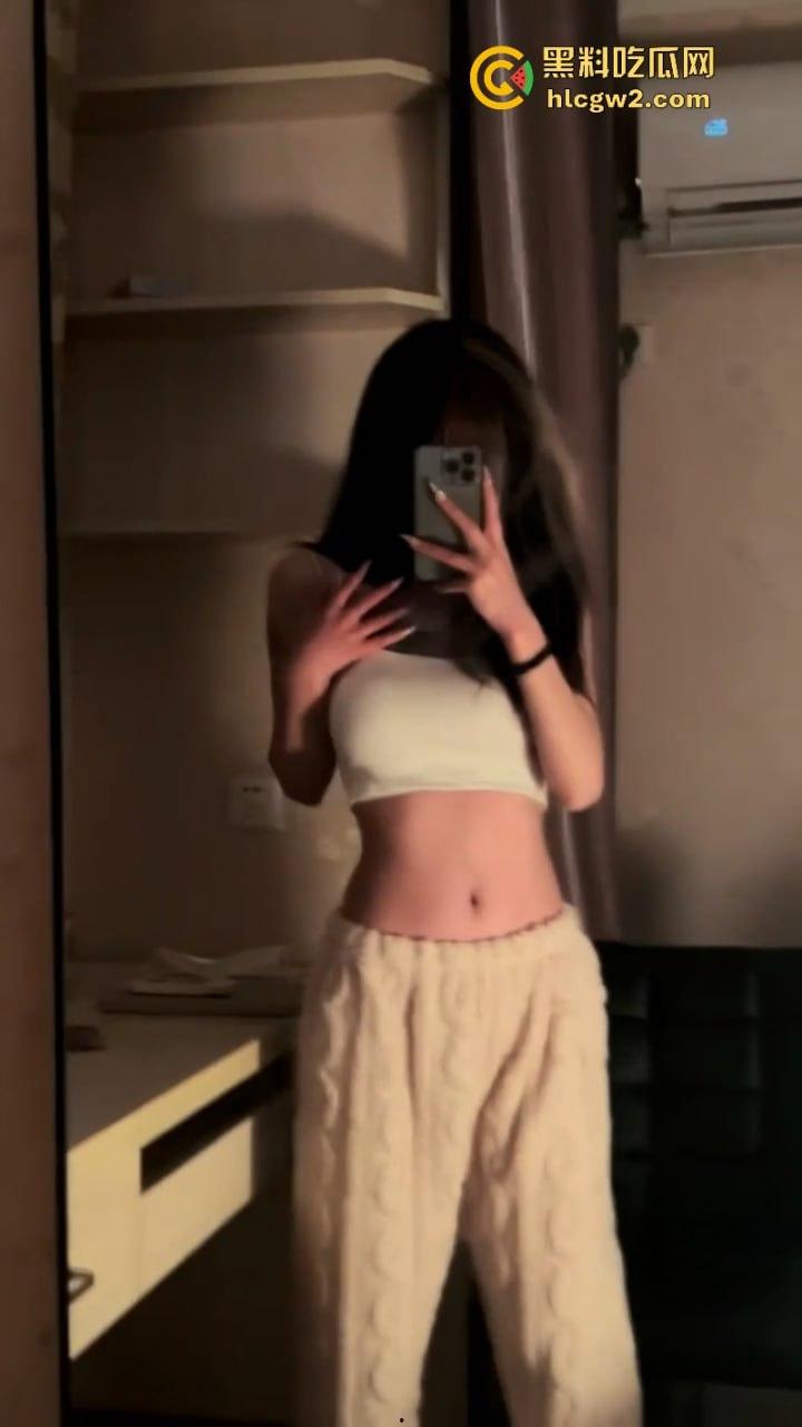 独家曝光！推特大神调教外国语学院极品萝莉一起多人群P 小母狗嘴上说怕被玩死 其实内心爽的一批 全程双洞齐开浪叫连连-3