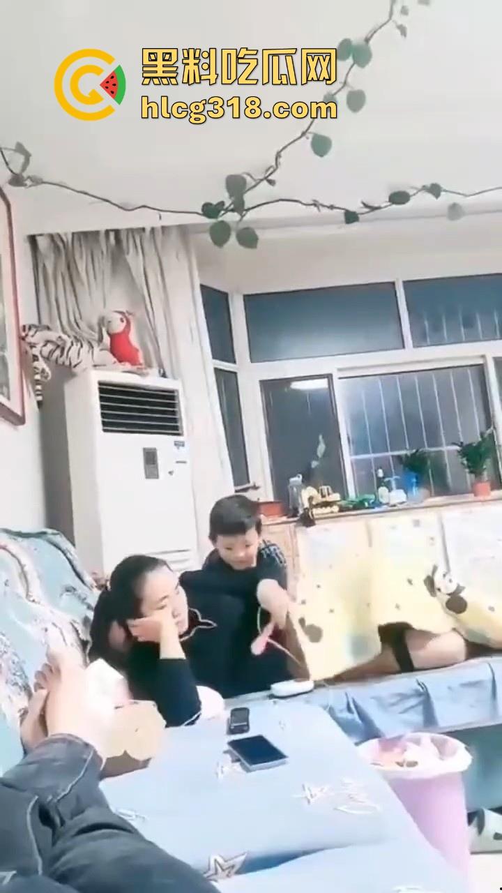 微胖人妻当着儿子面玩自慰，儿子玩手机妈妈玩跳蛋 ，和谐美满家庭，这也太大胆了吧！-4