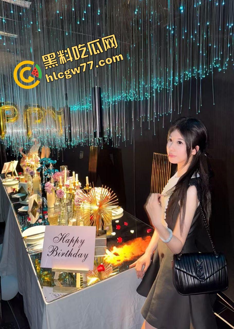 眼镜骚妻背着快枪老公开房3P，三根鸡巴轮流爆操刷锅内射，骚穴被塞爆高潮喷汁，绿帽老公直接被玩废！-3