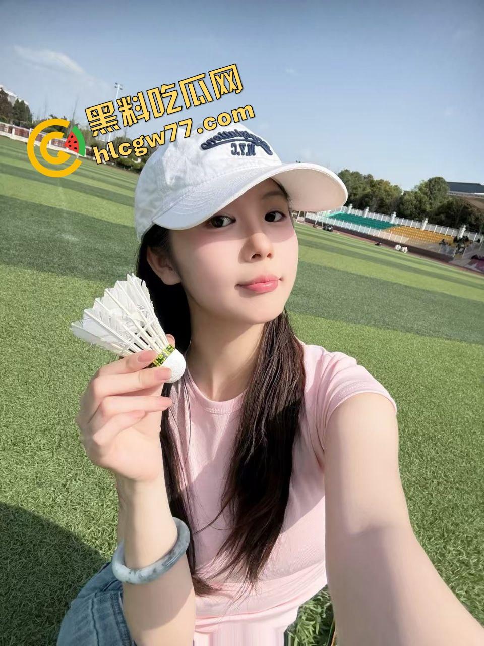 眼镜骚妻背着快枪老公开房3P，三根鸡巴轮流爆操刷锅内射，骚穴被塞爆高潮喷汁，绿帽老公直接被玩废！-4