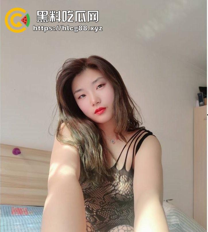 海南文艺气质学生【许琳琳】分手渣男狠泄私愤，渔网连体袜内射片子满网乱窜，浪货情趣花活玩得炉火纯青！-1