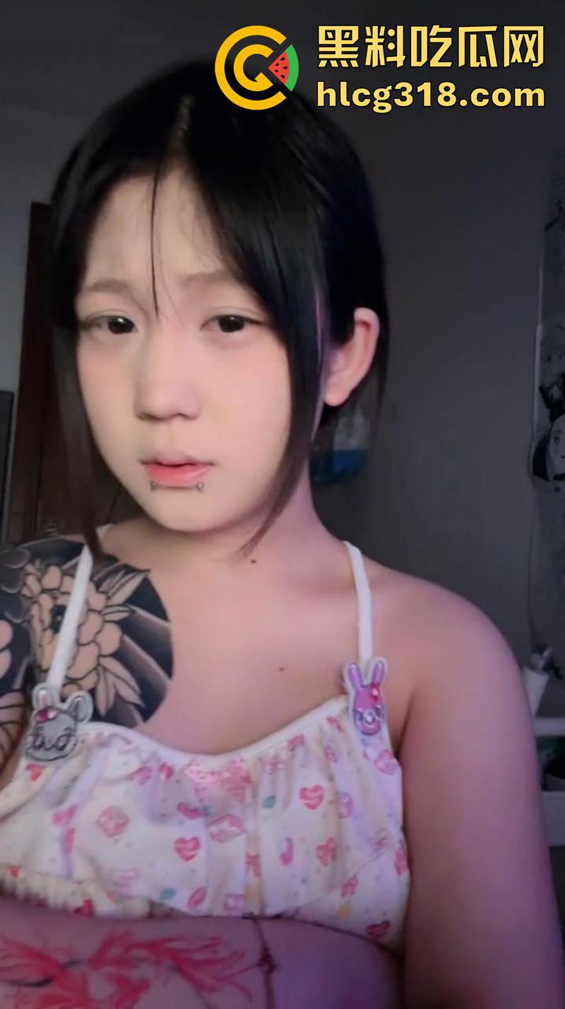 山东临沂巨乳精神小妹【刘鑫鑫】，大奶粉头肥臀母狗，为赚钱下海裸聊发骚，直播录屏视频流出-1