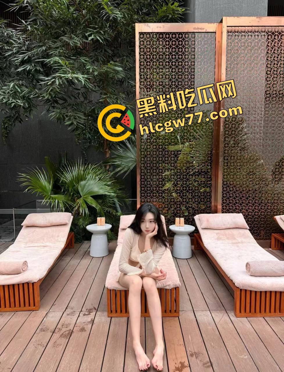 富哥牵着小骚逼逛商场，你见过鲍鱼一路滴到厕所的吗？这骚逼被干得连扶手都抓不住了！-4