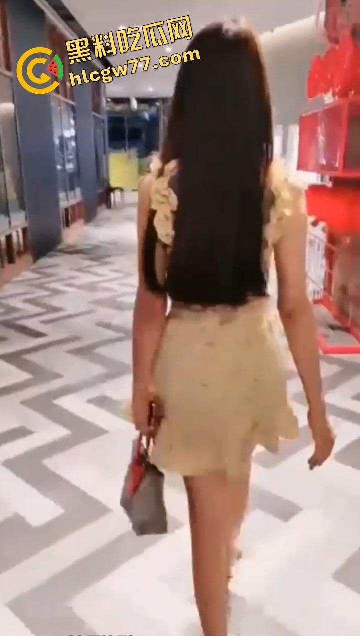 富哥牵着小骚逼逛商场，你见过鲍鱼一路滴到厕所的吗？这骚逼被干得连扶手都抓不住了！-8