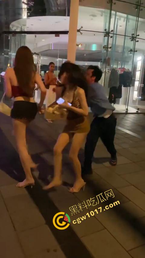 台湾街头剧烈撕逼！台男街头怒打泰国人妖，拳脚横飞，人妖身材火辣，群众狂呼，场面炽热-5