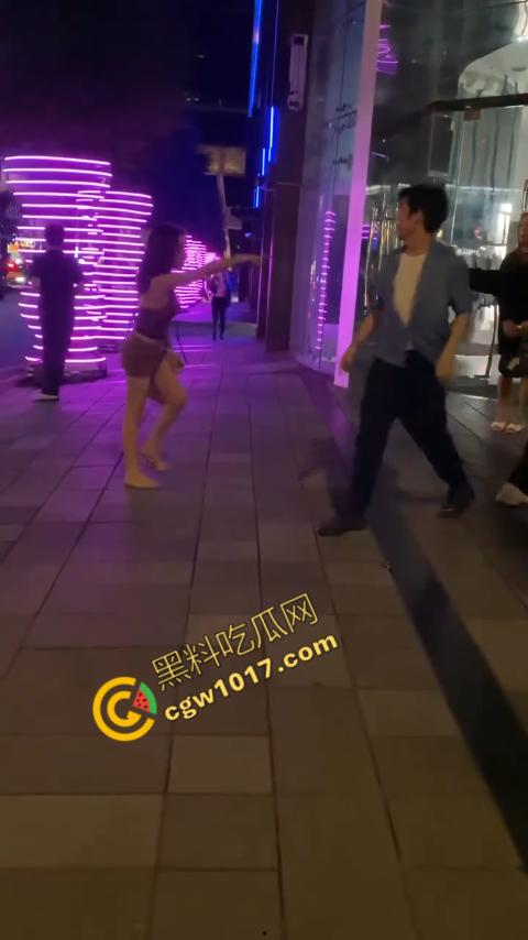 台湾街头剧烈撕逼！台男街头怒打泰国人妖，拳脚横飞，人妖身材火辣，群众狂呼，场面炽热-6