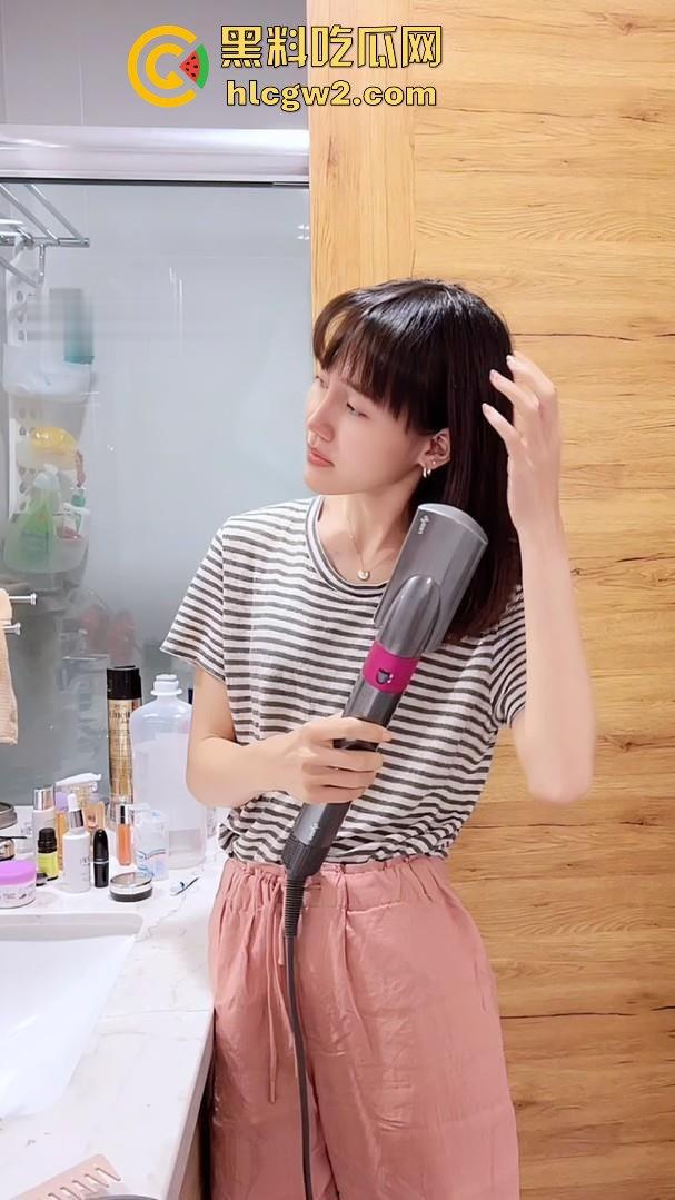 江西22岁平胸少女【纪婉柔】被调教成骚母狗 柔软小手龟头榨精 跪地舔得一脸期待 直接被射满嘴！-7