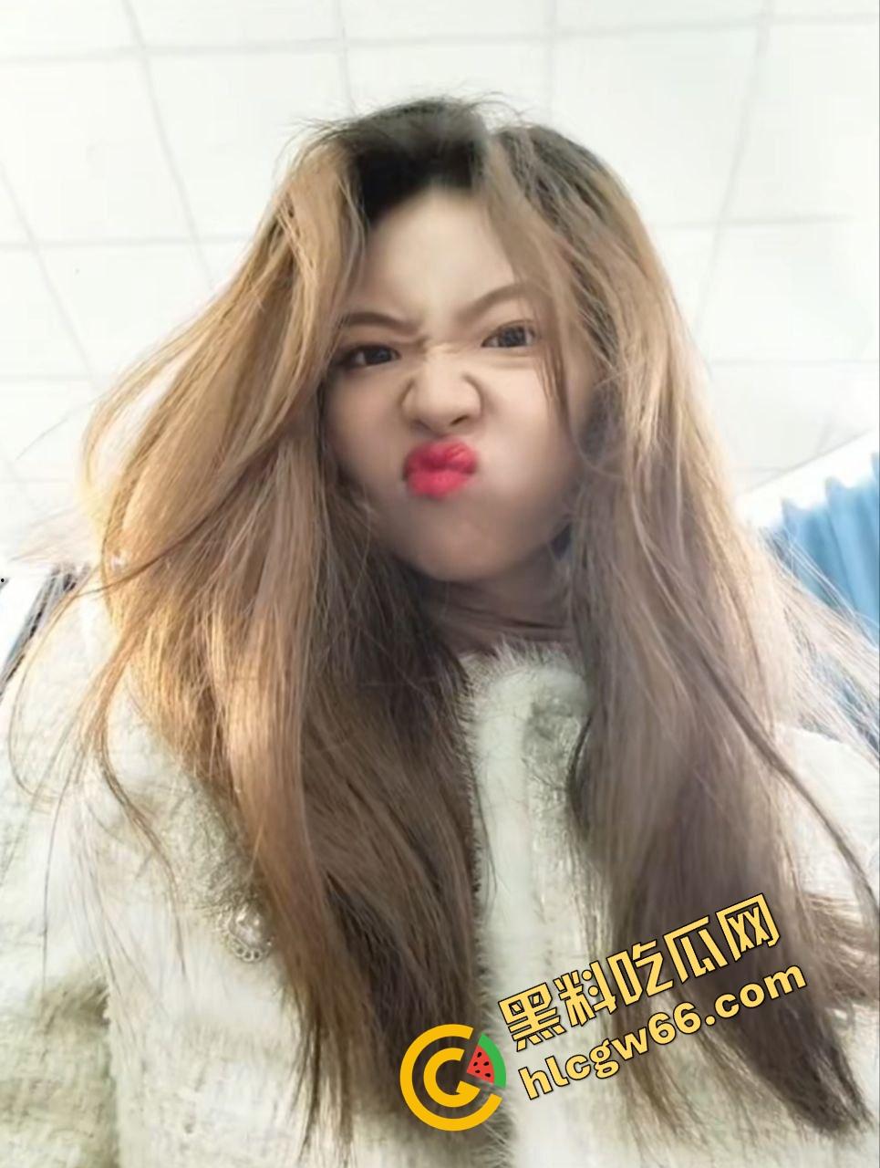 新疆师大舞蹈生『张菀馨』22岁小婊子天天发骚自慰求操 聊天记录爆料逼丑还想玩三通 !-7