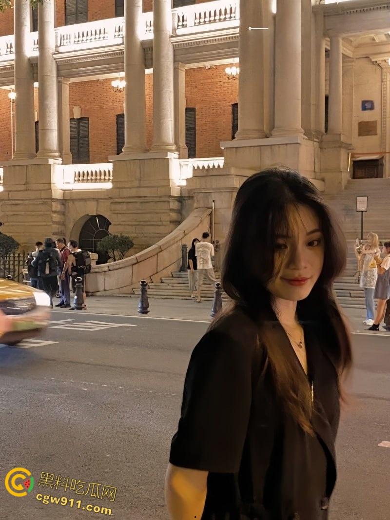 济南大学清纯嫩妹【宋雅欣】，高颜值极品身材，情趣黑丝诱人至极，出租房对镜后入，白嫩肥臀被疯狂打桩！-2