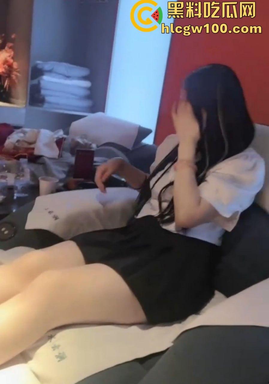 广州富婆女S主壕无人性会所撒币，牵着母狗奴去会所舔技师脚喝尿，加钟加得技师都觉得第一次不脱衣服还能挣钱！-6