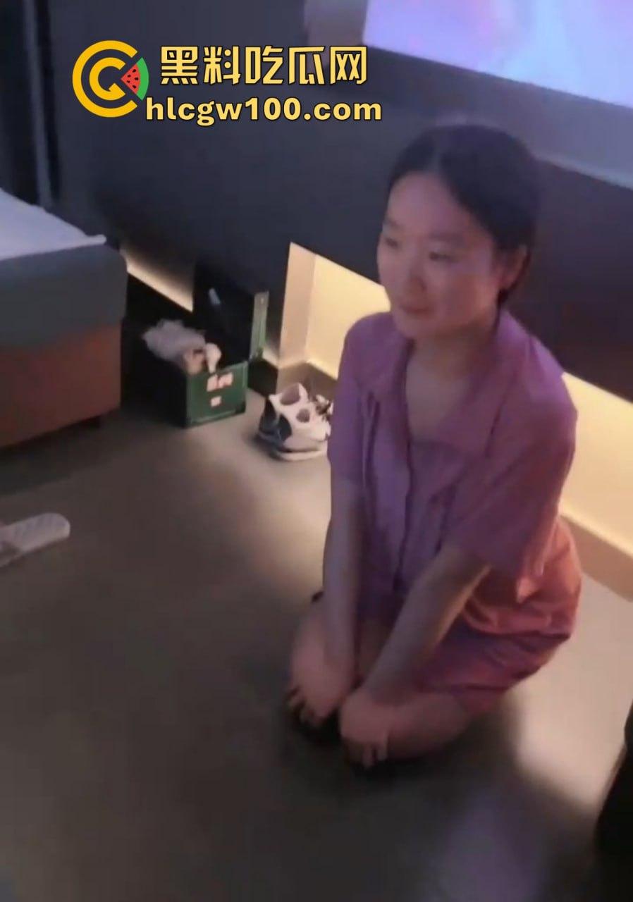 广州富婆女S主壕无人性会所撒币，牵着母狗奴去会所舔技师脚喝尿，加钟加得技师都觉得第一次不脱衣服还能挣钱！-16