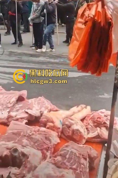 广西钟山县凤翔镇两村爆发大规模械斗。村民头戴安全帽手持钢管互殴，砖块漫天飞舞，场面堪比战场！-11