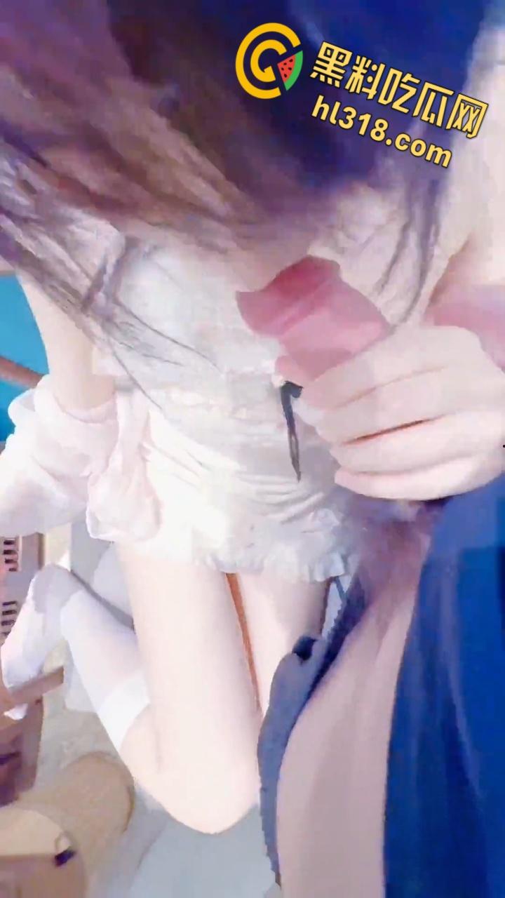 喝茶是假，跟妹妹男欢女爱才是真，茶桌掀开妹妹肚兜，粉嫩白虎美乳性感诱人，按在桌子上疯狂输出 !-4