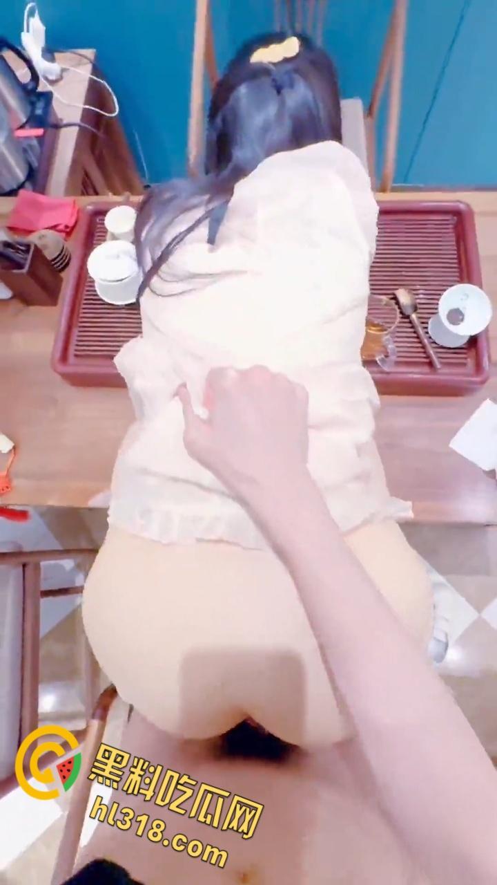 喝茶是假，跟妹妹男欢女爱才是真，茶桌掀开妹妹肚兜，粉嫩白虎美乳性感诱人，按在桌子上疯狂输出 !-5