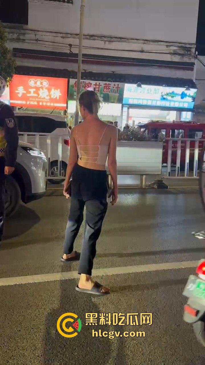 桂林阳朔一女子大马路上失恋大吼！公交车都不敢过，真把自己当西街美景展示了？-9