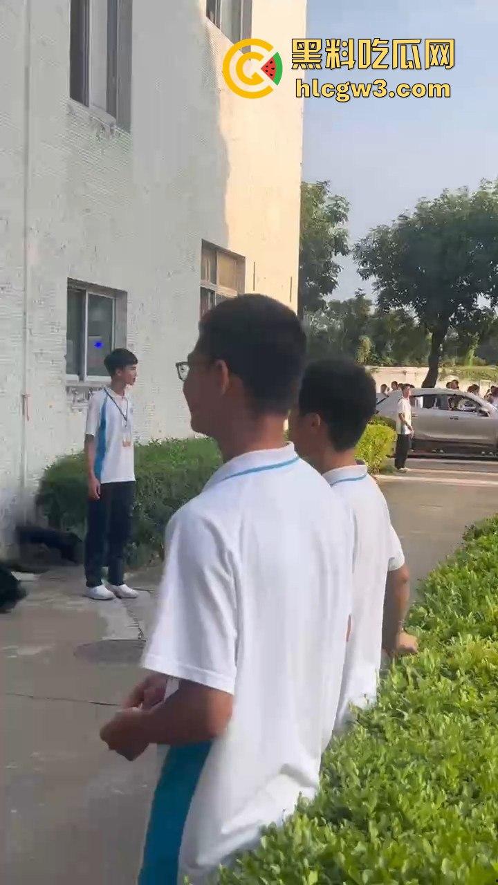 顺德梁球锯职业学校学生跳河自杀，校方没收手机逼出人命！母亲校门口哭到休克，学校冷血旁观！-7