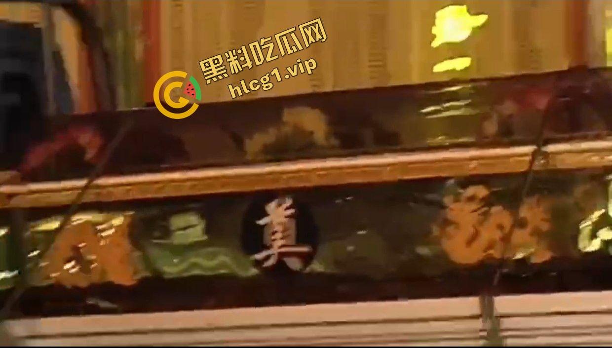 辉县市孟高中学 15岁女孩因军训意外去世 家长校门口拉横幅摆花圈！-14