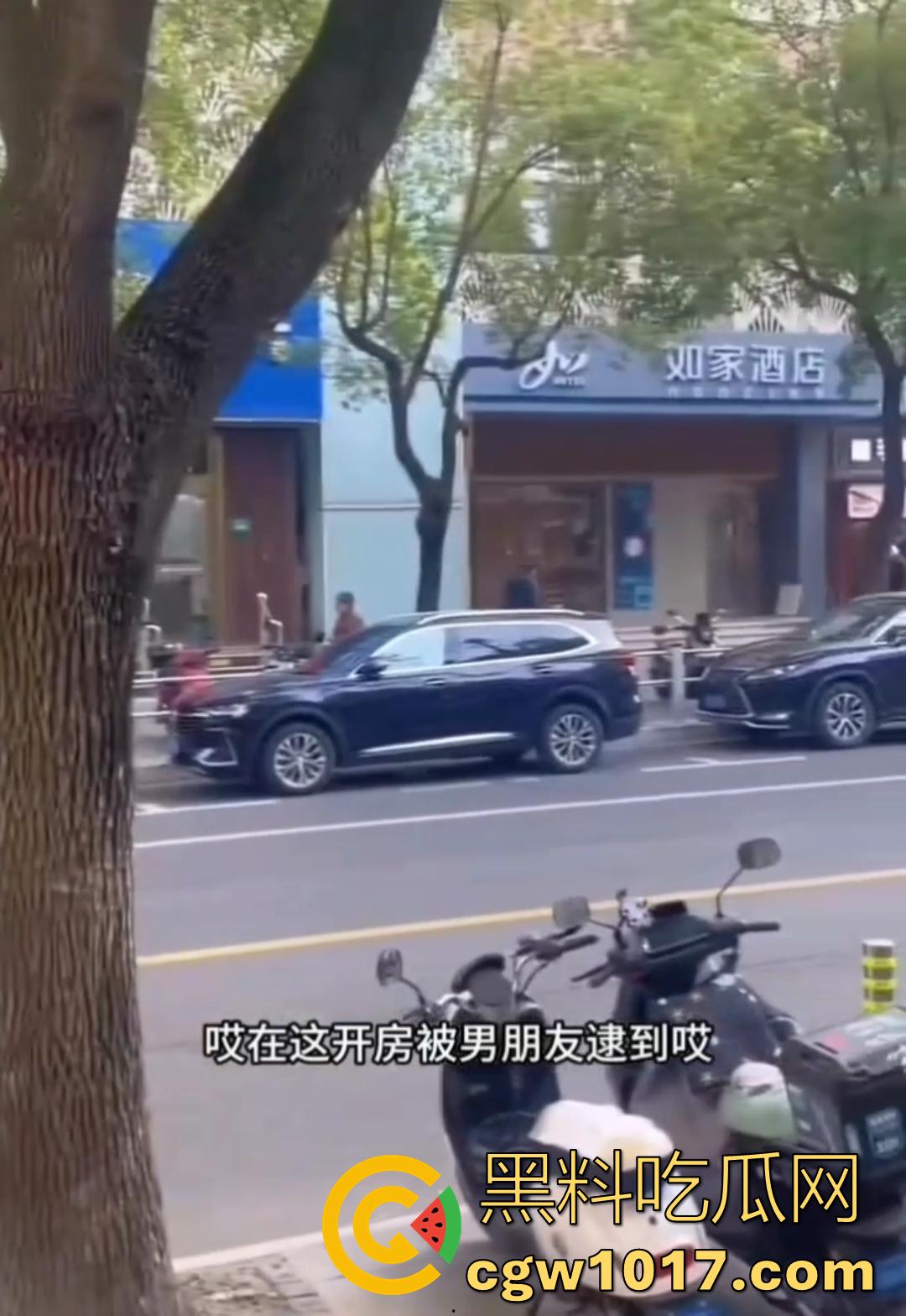 大型捉奸现场视频曝光 女友谎称跟朋友吃饭 实则出去酒店开房上钟 男友捉奸当场报警有人卖淫大义灭亲！-4