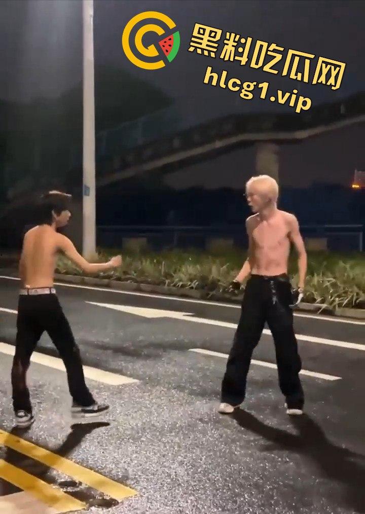 街头乱斗猴王争霸，两只精神瘦猴子大打出手，围观群众目瞪口呆！-10