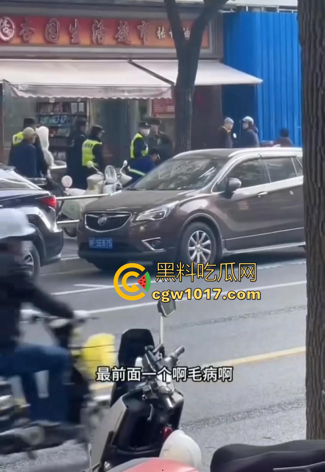 大型捉奸现场视频曝光 女友谎称跟朋友吃饭 实则出去酒店开房上钟 男友捉奸当场报警有人卖淫大义灭亲！-7