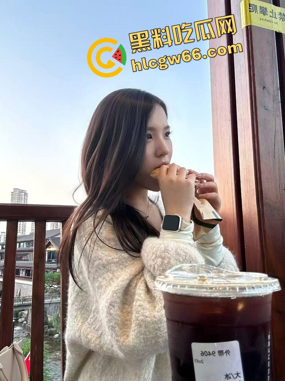 福州最骚反差婊『孙俞』白天装学霸晚上嫩鲍喷水被操翻，边叫边夹射三次，一炮下去榨出整瓶营养快线！-1