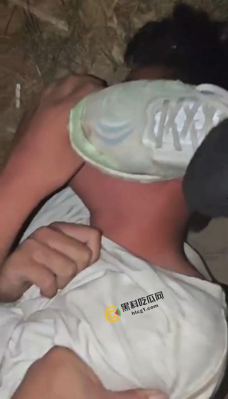 微博抖音热搜！河北男子遭多人霸凌欺辱 殴打谩骂 被逼下跪喝尿 原版视频传出-2