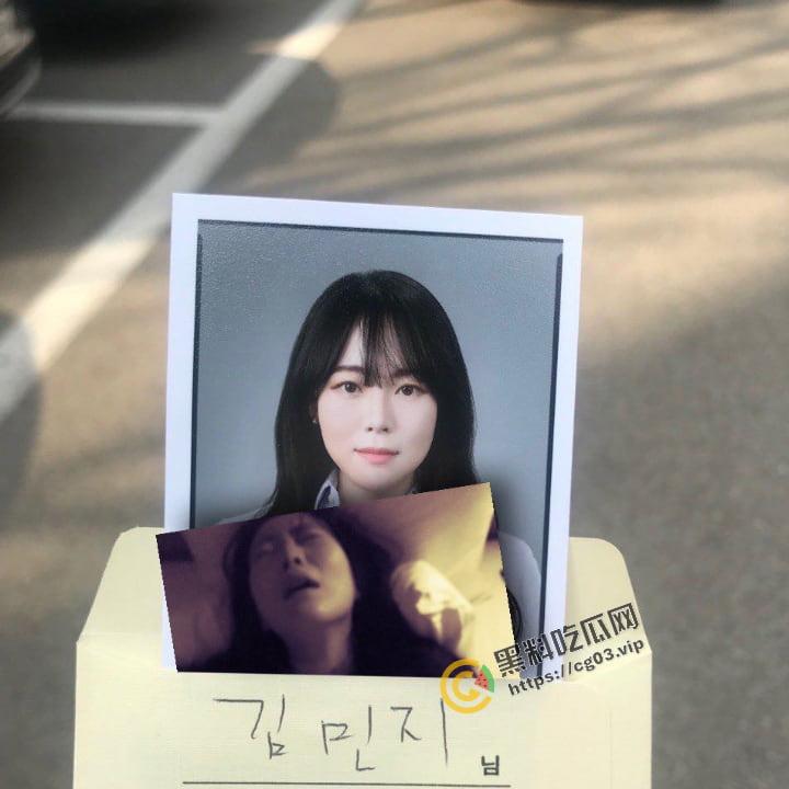 韩国素人银行妹【TINDER】和男友的朋友约炮 被拍下口交内射视频 附带正牌男友合照-3