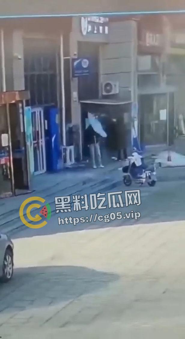 烟台鲁东大学 大学生被掉落冰锥砸中 抢救后身亡 现场画面曝光-3