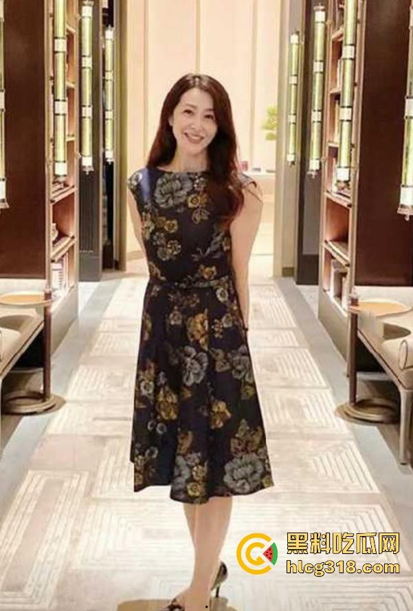 海角乱伦【爱玩求虐的婶婶】最新力作，调教母狗婶婶，踩奶狂插，满足婶婶的受虐倾向！-1