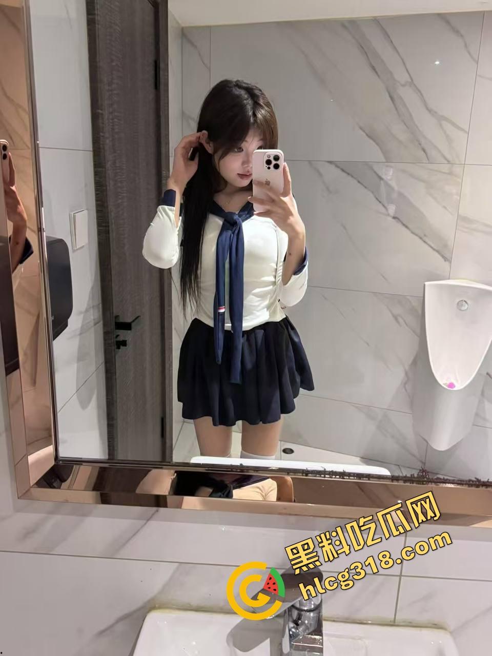 现在小年轻逼瘾太猛，骑小牛电动车都能车震，巷子里妹子张腿坐车上舔逼，随时随地吃海鲜上头！-2