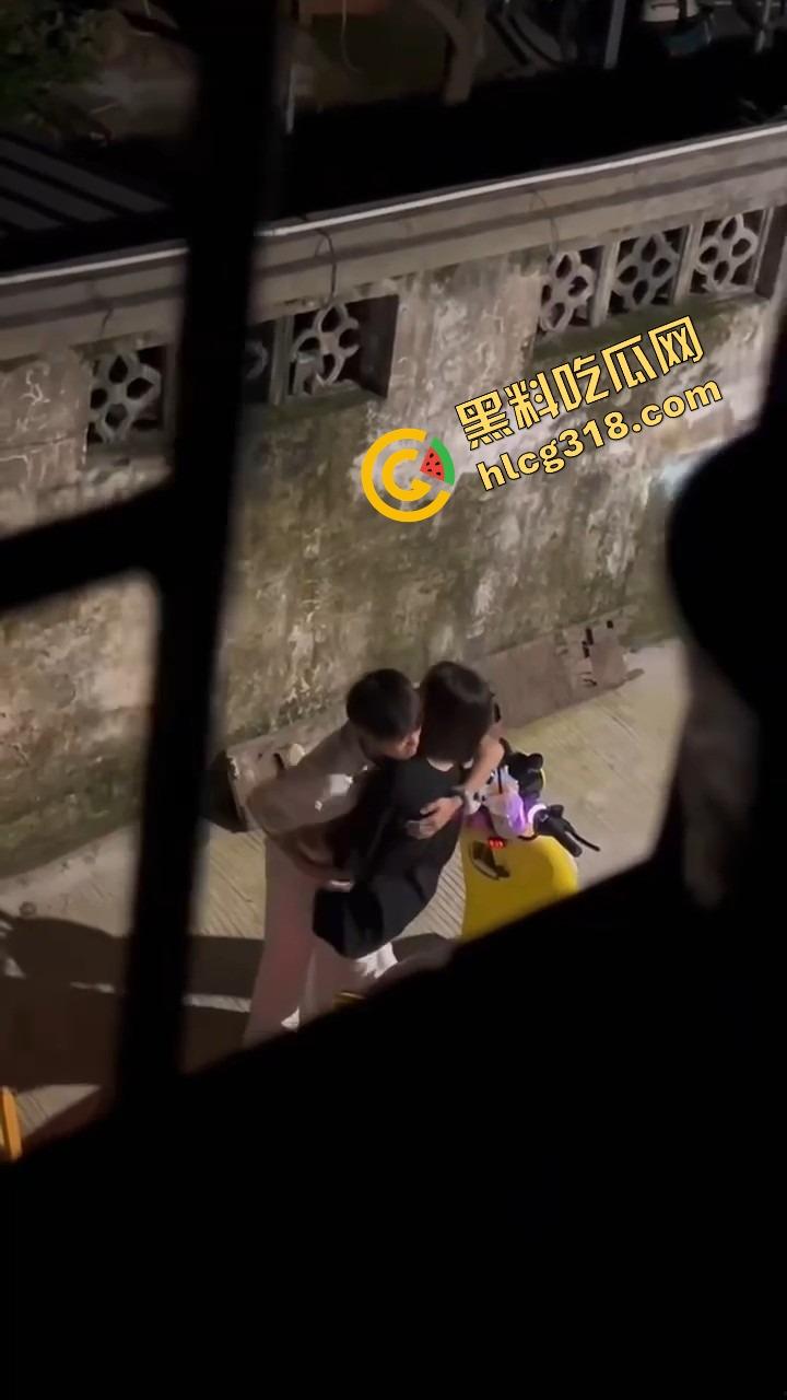 现在小年轻逼瘾太猛，骑小牛电动车都能车震，巷子里妹子张腿坐车上舔逼，随时随地吃海鲜上头！-9