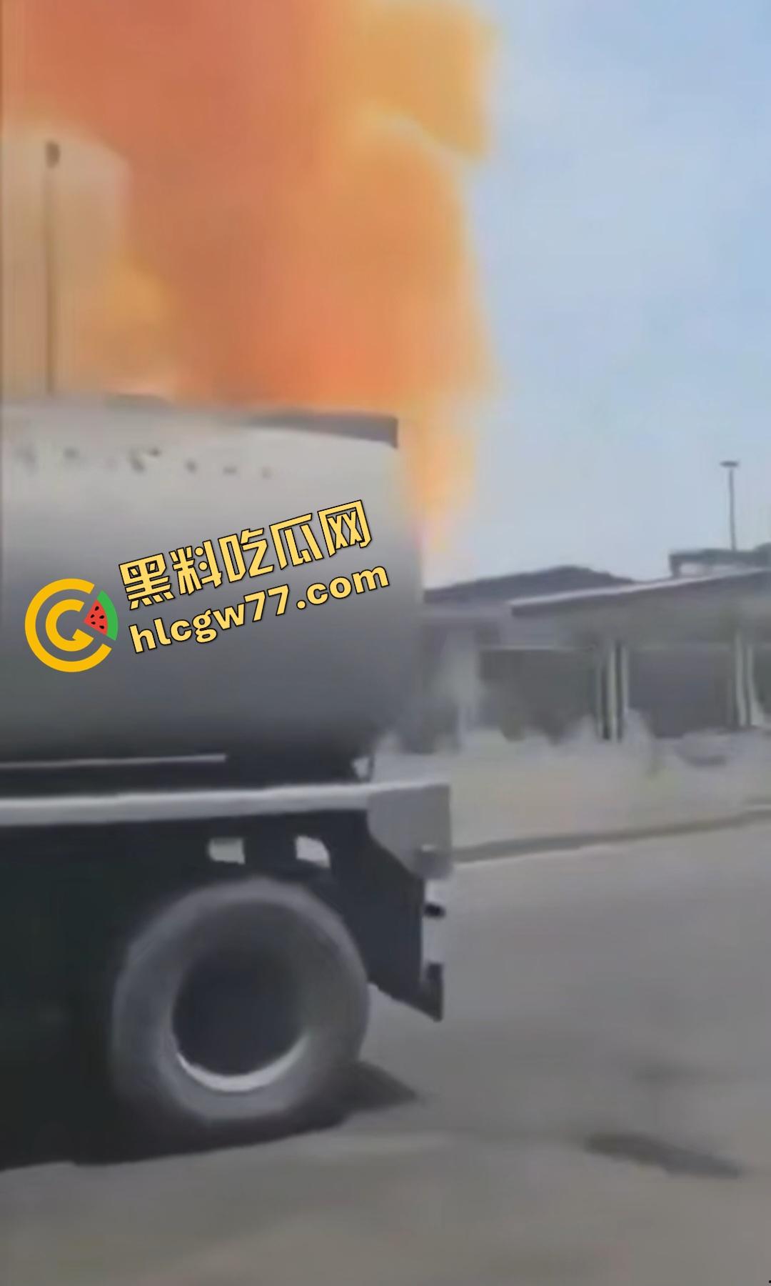 昨日伊朗沙希德拉贾伊港炸翻天！有个人玩化学品炸伤800人炸死25人，真是玩火自焚-2