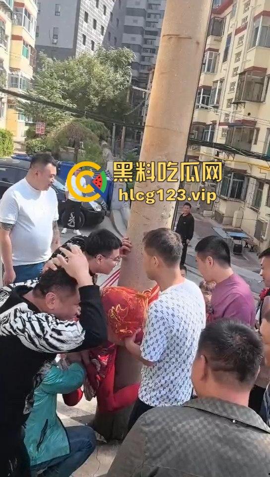这婚礼花活儿真多！新娘被捆电线杆上，红丝全露出来了，谁教的捆绑束缚？-4