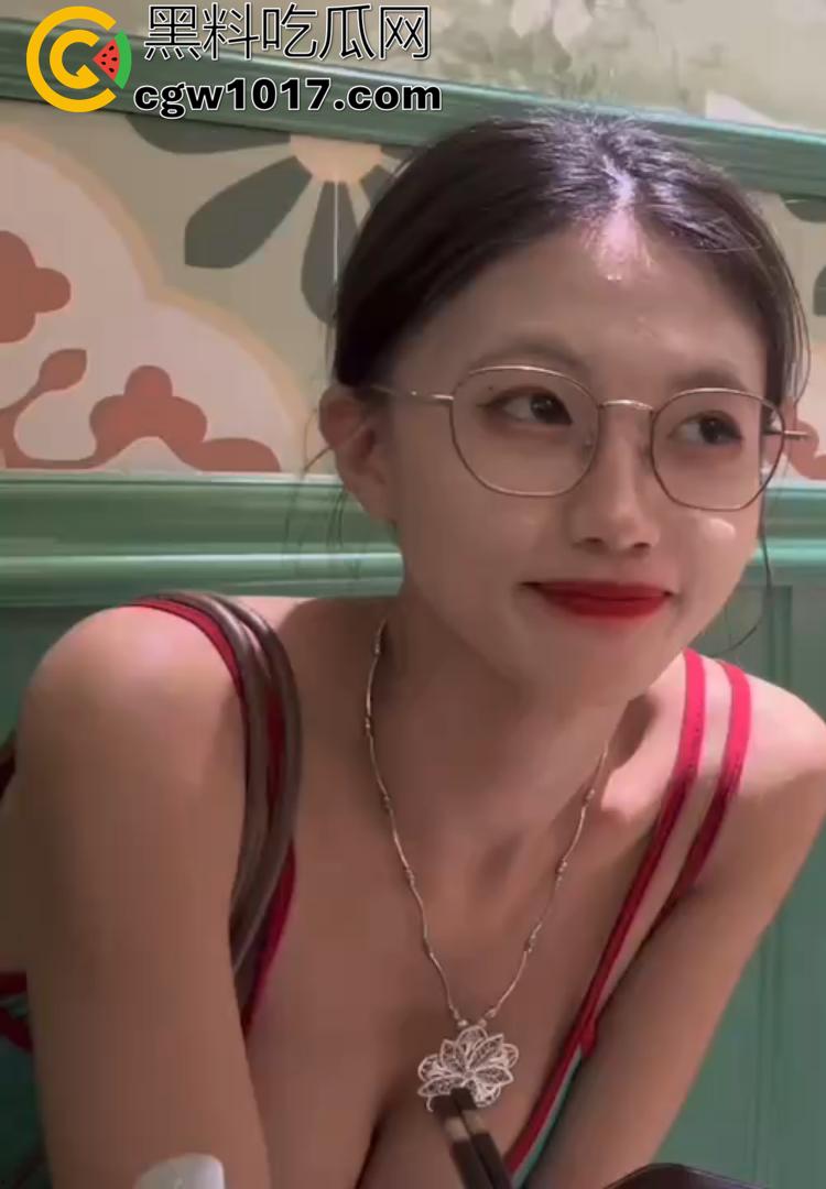 百万粉丝的【strangewomandcl】人妻反差婊彻底社死！付费群露脸被操到喷水，精液从逼里流一地！-7